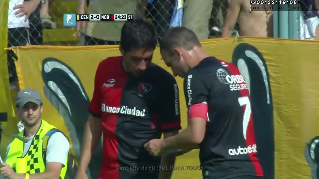 Esconde el papelito que viene Losteau.