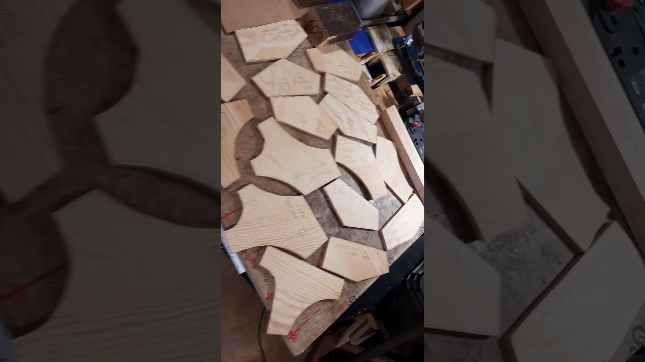 Building Phi^Phi2: Gussets for bulkhead No B are already cut. 