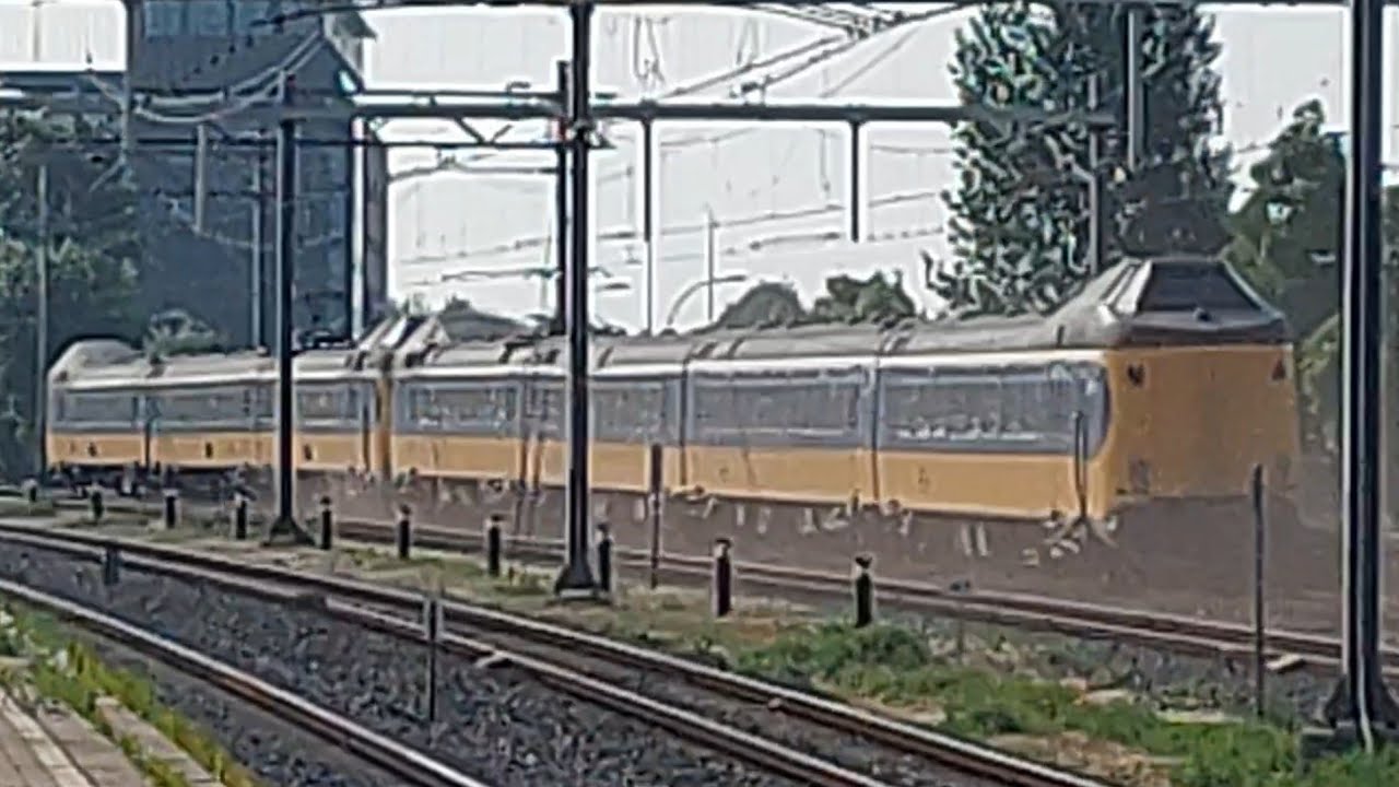 Imposante snelremming van ICMm 4094+4236 als trein 2031 Gvc-Ut  bij Den Haag Ypenburg, 08-06-2023