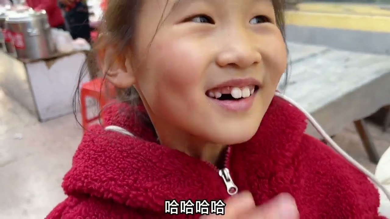 三个女儿想套圈，连去三个公园都没有，只能去小吃城饱餐一顿