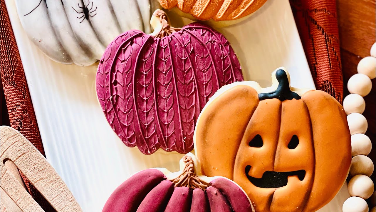 How to Decorate Pumpkin Sugar Cookies