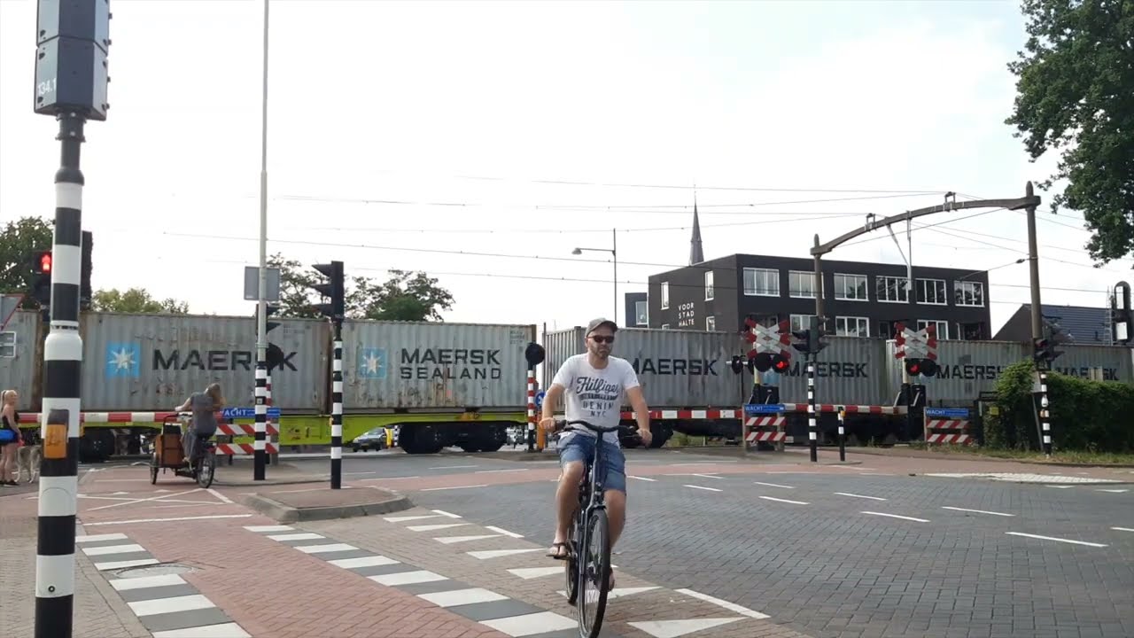 Spoorwegovergang Helmond 't Hout // Dutch Railroad Crossing