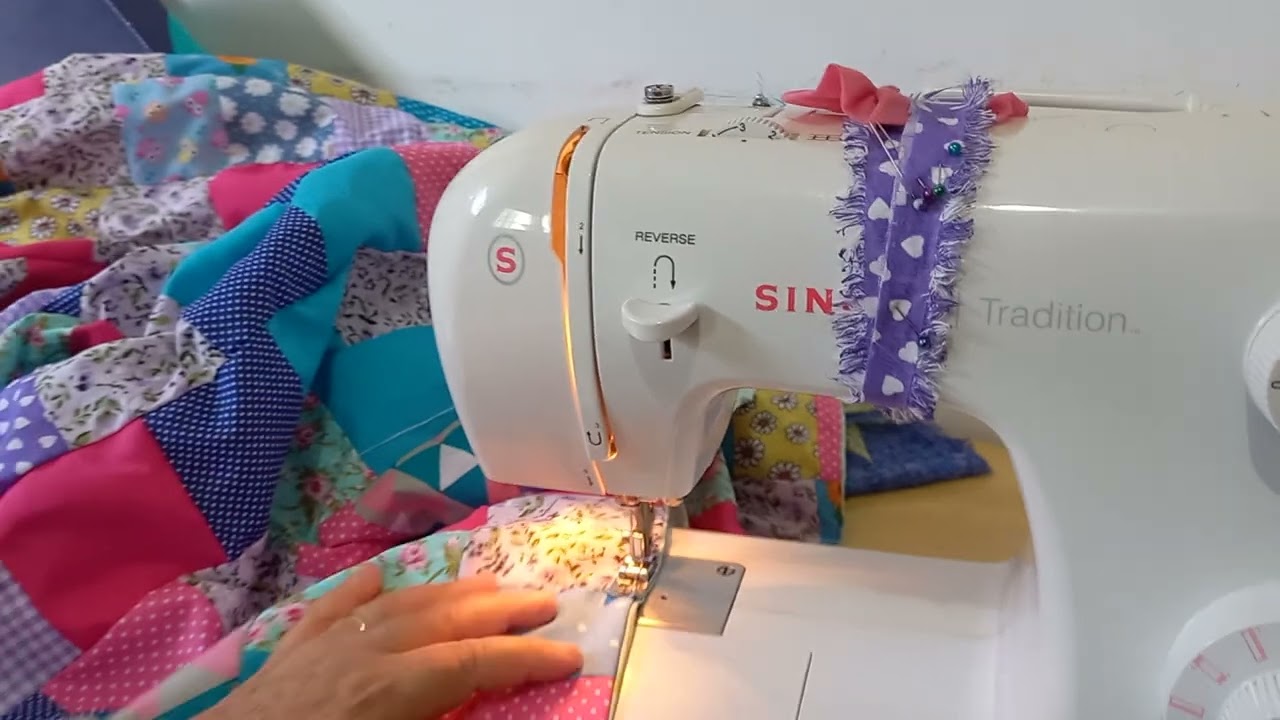 linda cocha de cama feita de retalhos dupla face.alegria das cores.Deus Bendiga. se escreva