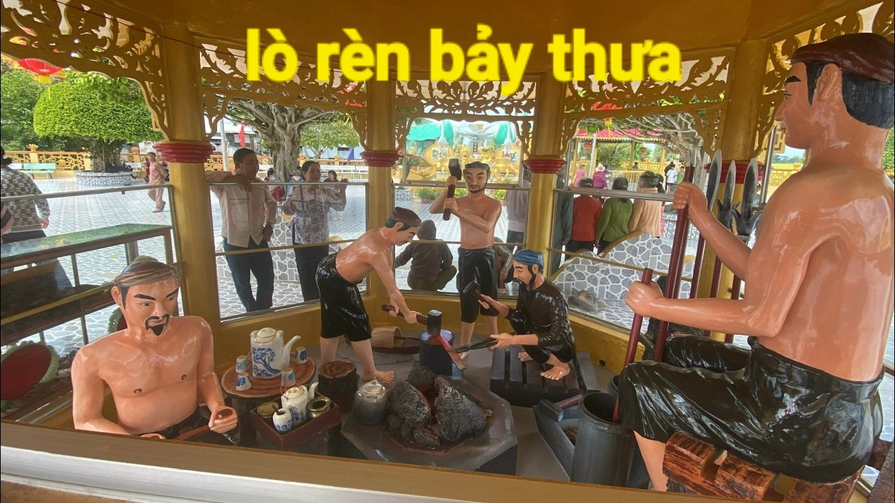 Cận cảnh tháp hoa sen 9 tầng Và lò rèn bảy thưa,Dinh Đức Cố Dinh Sơn Trung