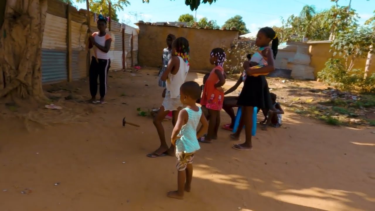 Favela  Angolana O OCULTO que não te Mostram em Luanda / A polícia Aqui não entra.