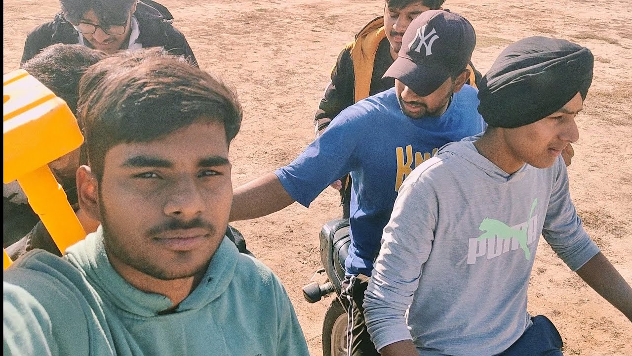Sunday ko Gaye cricket khelne Friends enjoy 😀