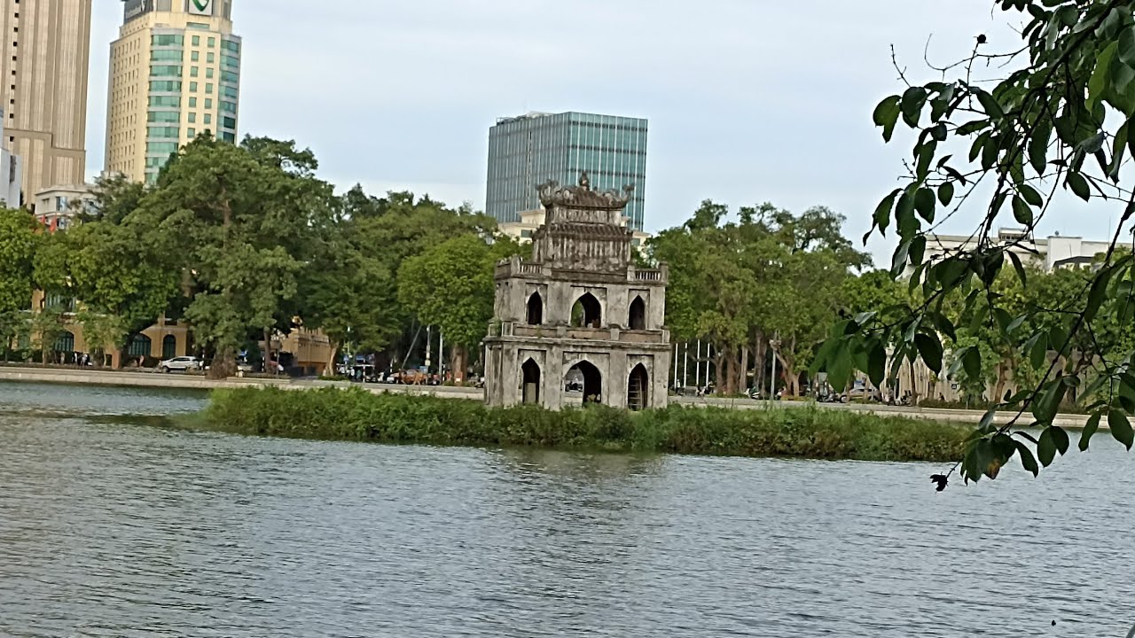 Вьетнам. Ханой. Озеро Хоанкием. Ханойская опера. Vietnam. Hanoi. Lake Hoan Kiem.