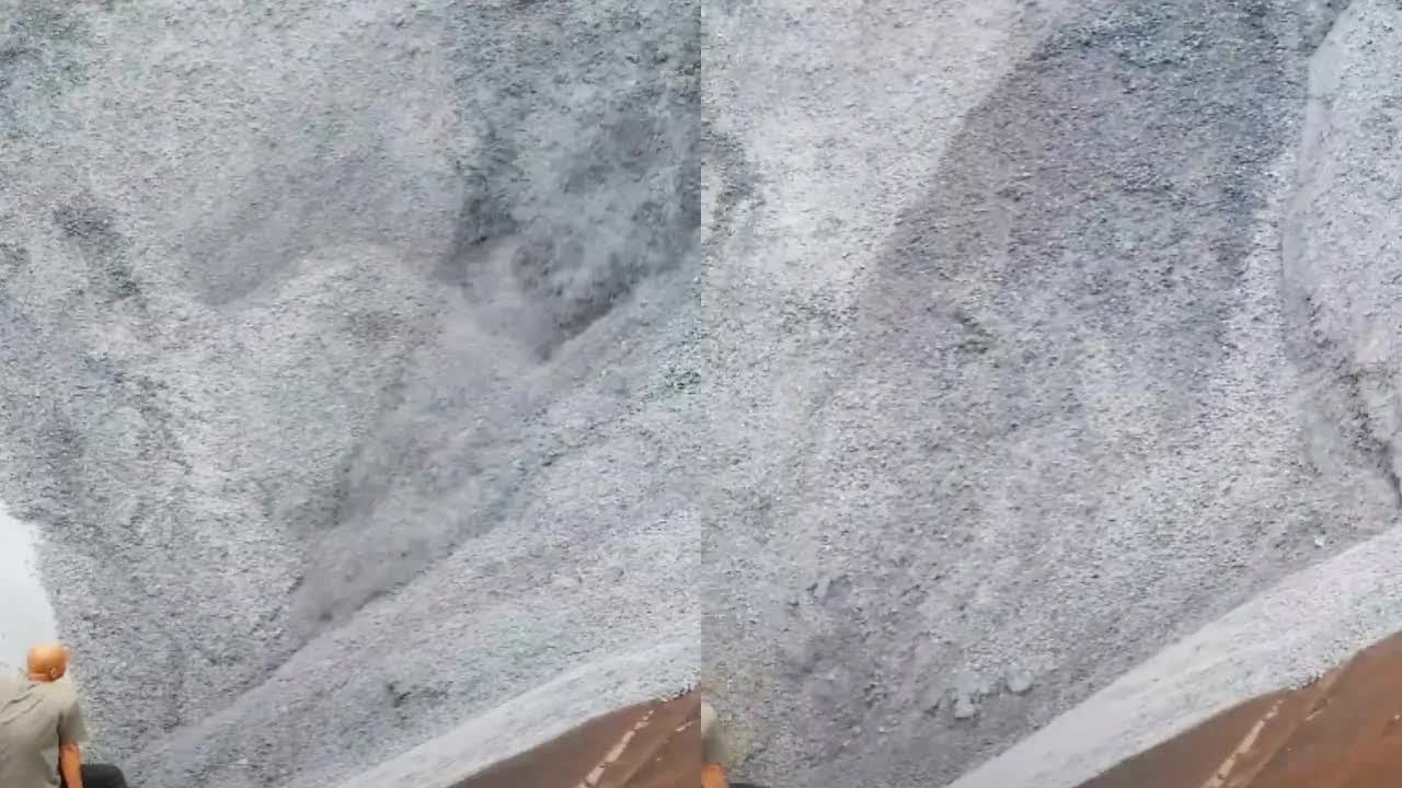 Dumping pebbles from a barge - Long video | Original video | Daily crew work | Barge unloading |