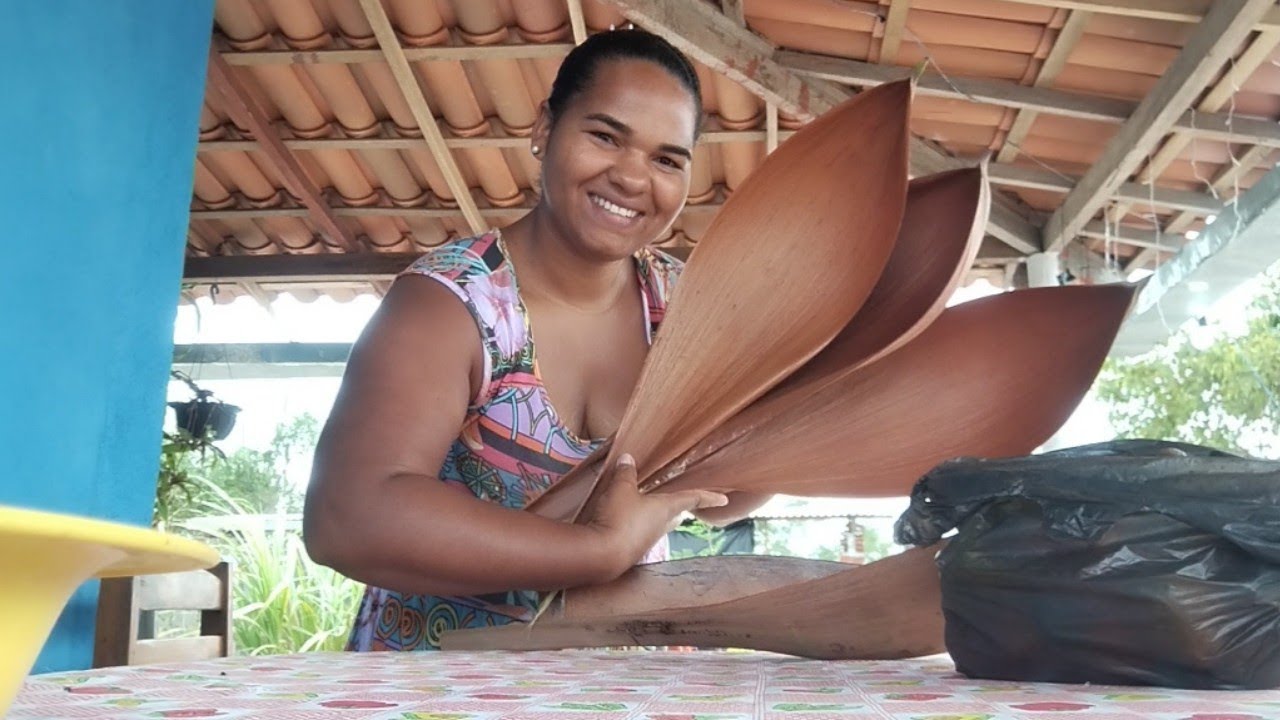 Peguei essas Concas de licuizeiro para fazer decoração no sítio+trabalhando na capina