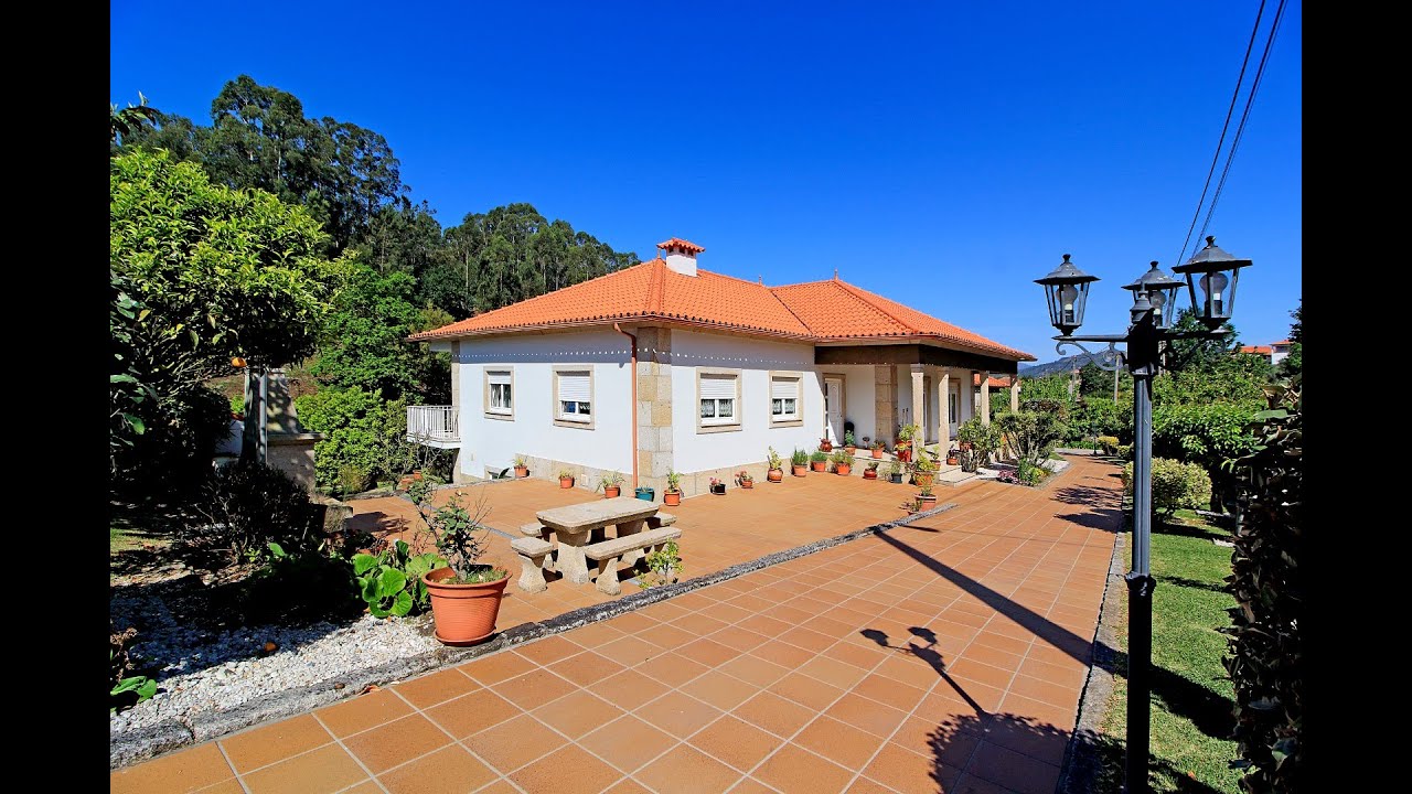 Moradia T3+1 com jardim e grande garagem em Subportela, Viana do Castelo
