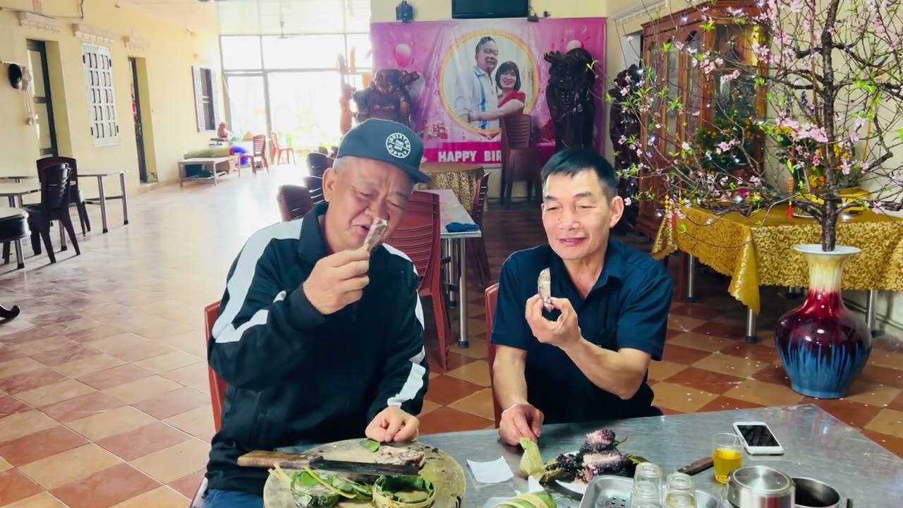 Đồng đội thưởng thức giò ngày tết