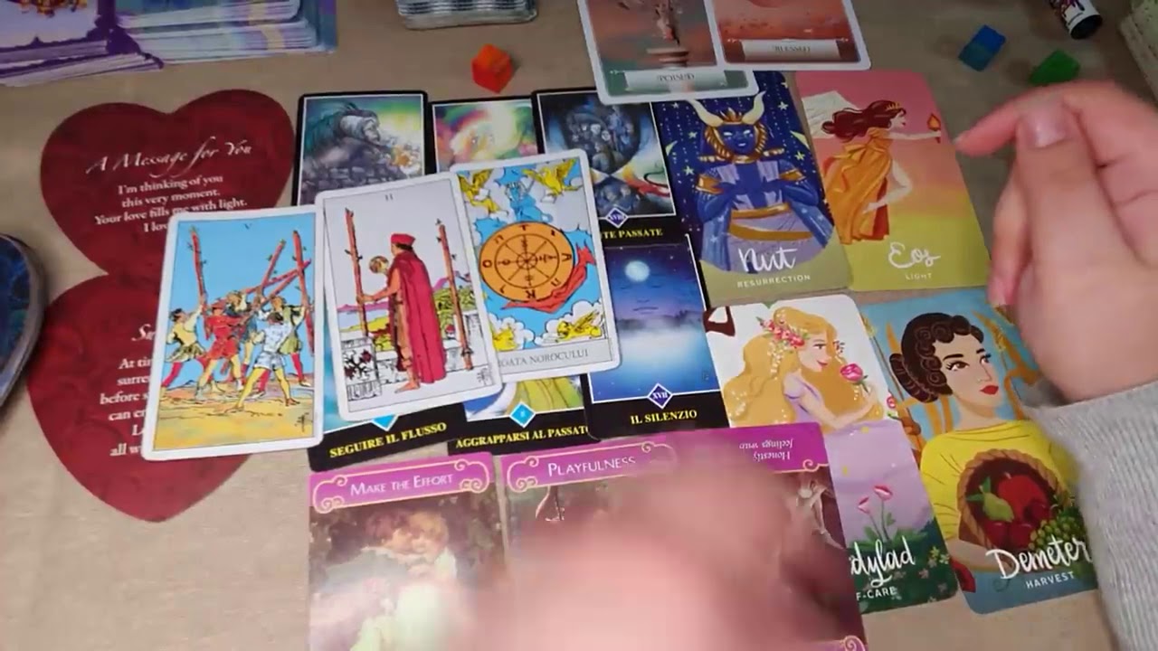 Cum ma vede el   ea  Alege o carte tarot