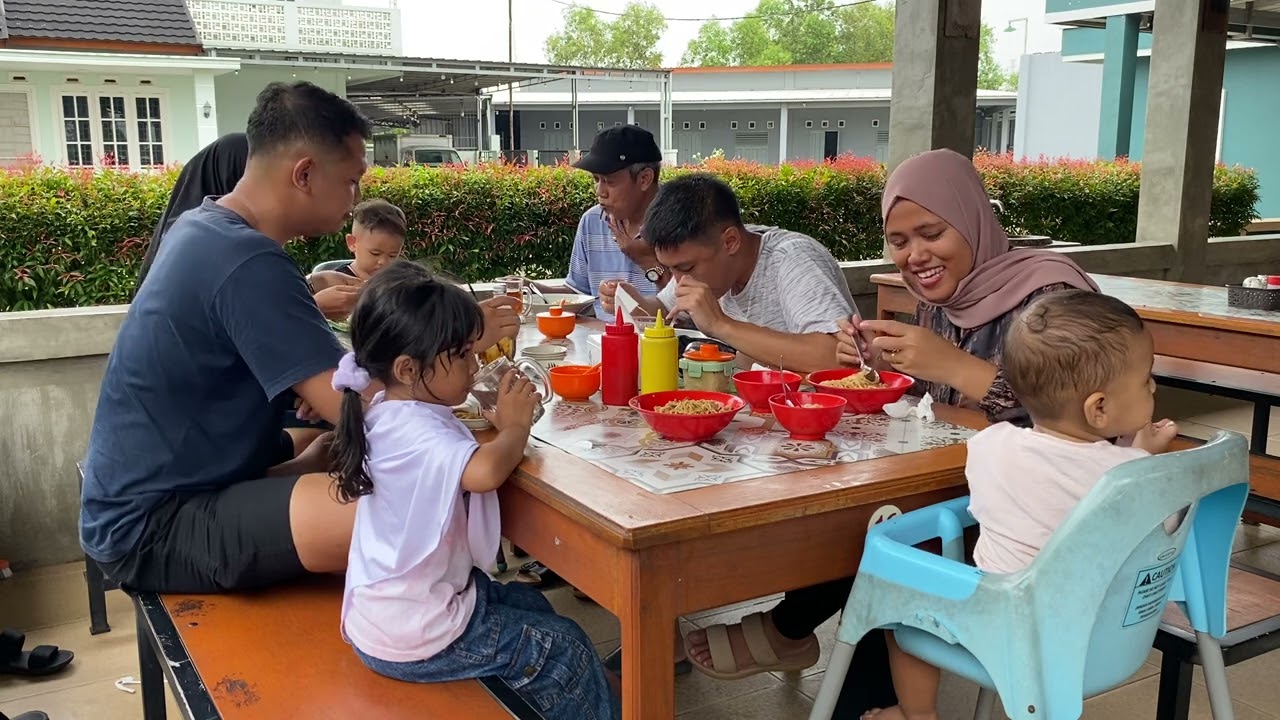 Makan pempek di paembang , lemak nian oy 