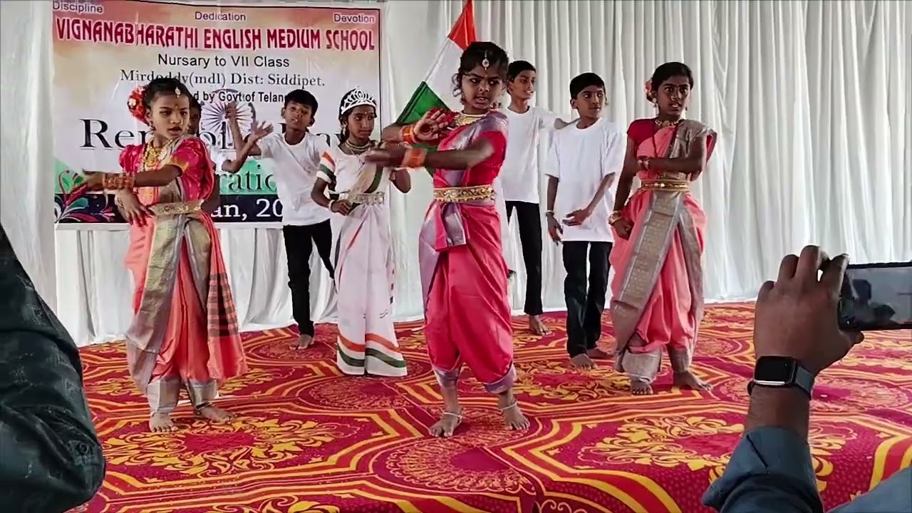 నింగి వంగి నేల పొంగి సింగిడై మురిసినట్టు