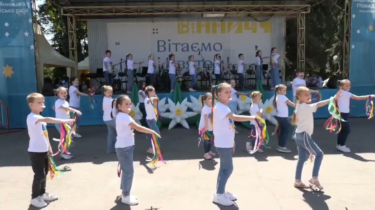 Дитячий театр пісні "Орфей" та вокальна студія "Сузір'я"."Кольорове дитинство ".