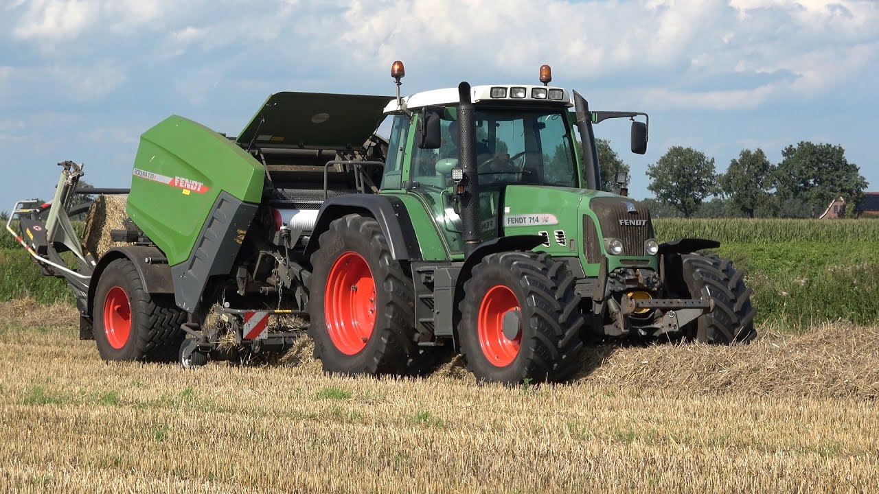 Tarwestro in ronde balen persen met Fendt 714 Vario en Rotana 130 F - Loonbedrijf Holland (2023)