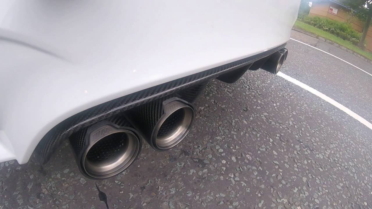 BMW M4 performance exhaust pipes - cold start + drive