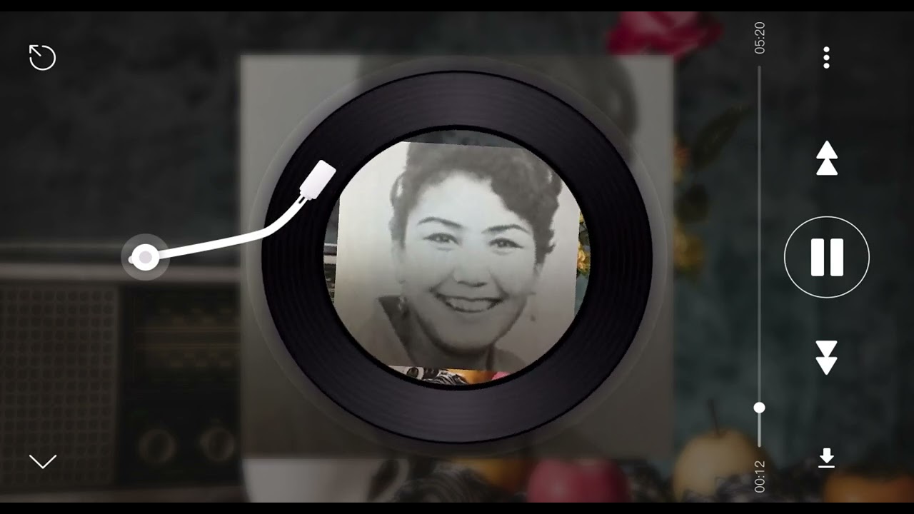 Habiba Oxunova kuylaydi. Ҳабиба Охунова куйлайди.