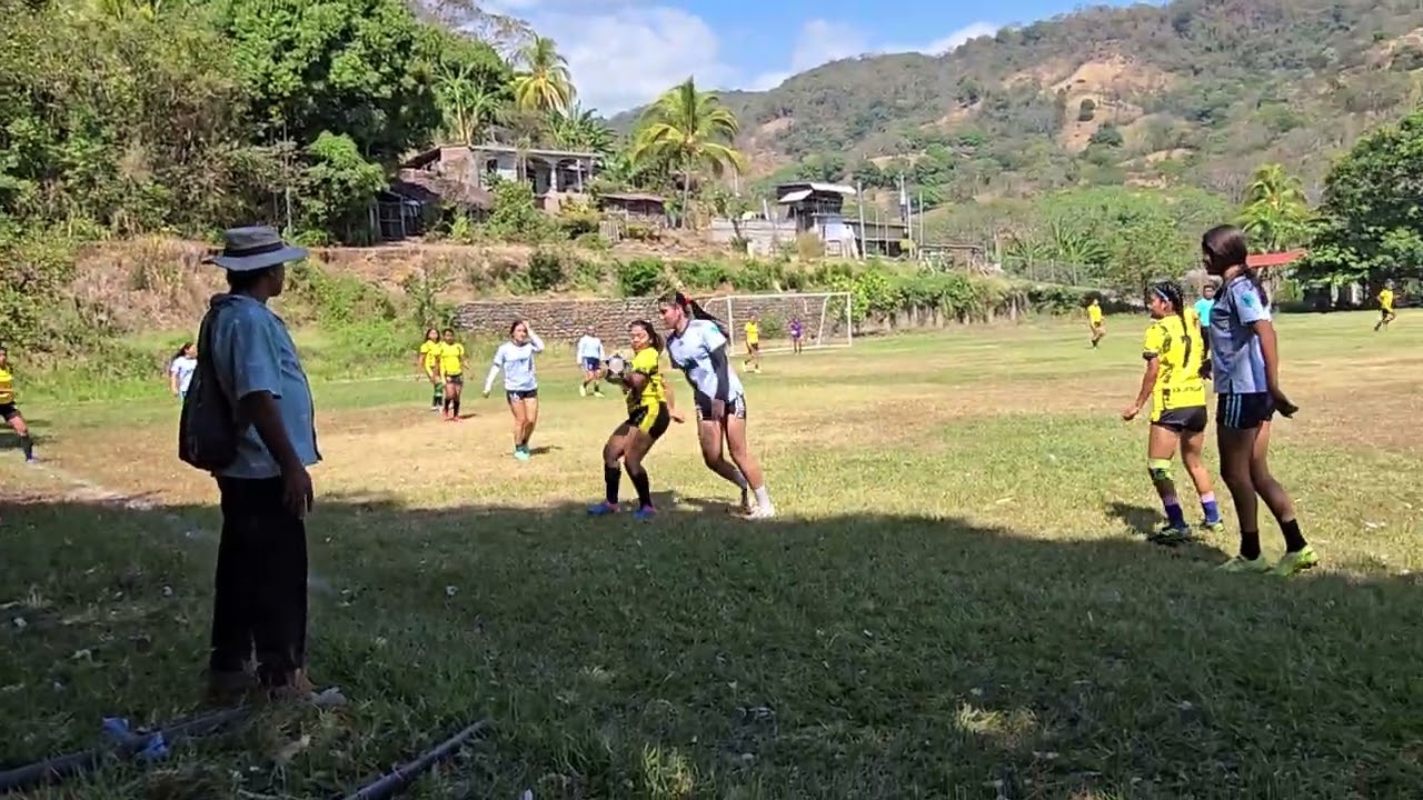 Se juega el segundo tiempo,y las estrellas siguen presionando el partido para clasificar.