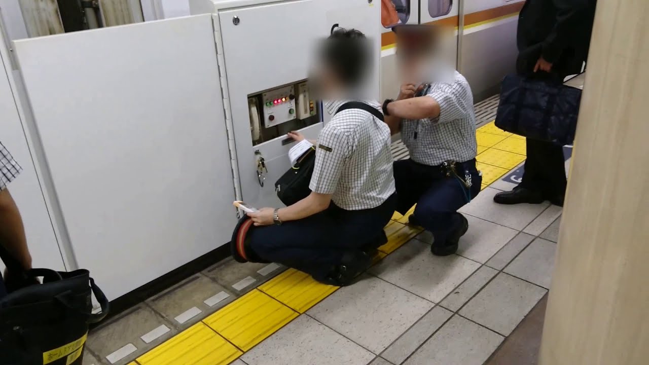 有楽町線ホームドア故障 (可動ステップの手動収納シーンあり)