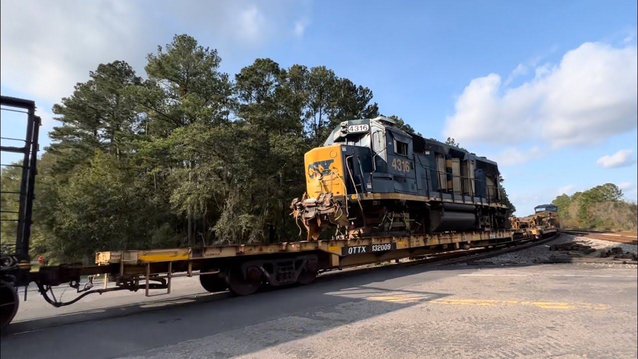CSX Mixed Freight Train With Damaged locomotive off for scrap Callahan,FL￼