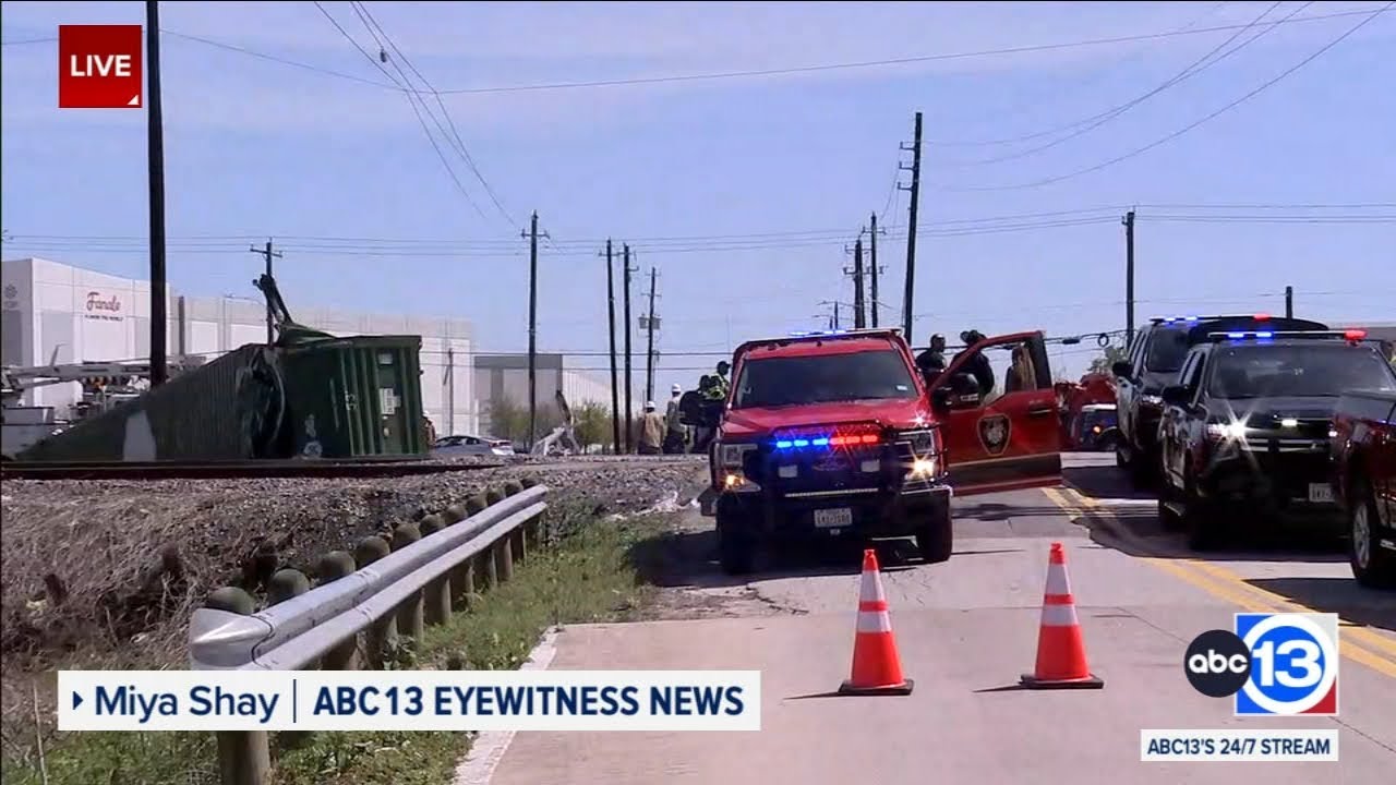 По сообщениям официальных лиц, авария с участием поезда Amtrak и большегрузного автомобиля на тра...