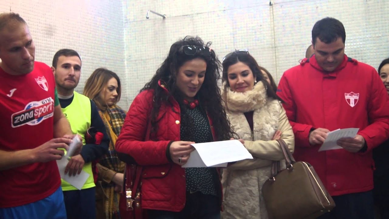 APOYO DE LAS PAREJAS DE LOS JUGADORES DEL PEÑARROYA-PUEBLONUEVO C.F. ANTES DE UN PARTIDO (01/02/15)