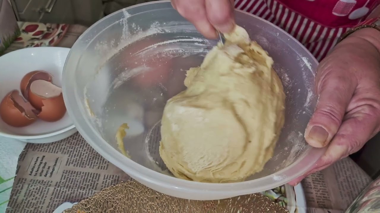 Sarma domaca po nase i strudla od domaceg pekmeza sam miris te mami da jedes.