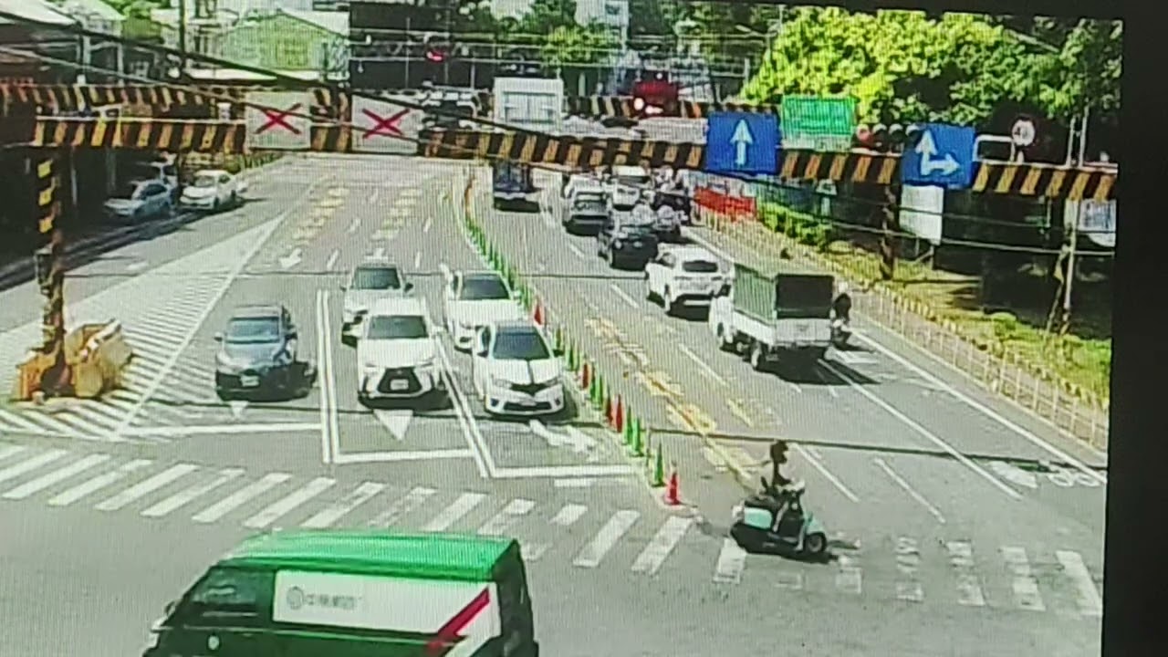 20251017@6453次莒光號東豐路平交道通過