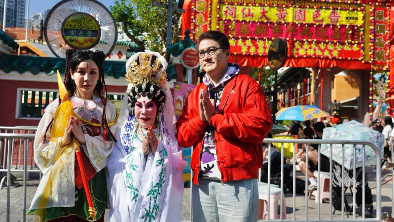黃夏蕙馬年扮觀音上頭炷香，祝港人馬年好運、馬上有錢。盼取回遺產辦老人院。排頭位善信凌晨3點到黃大仙祠