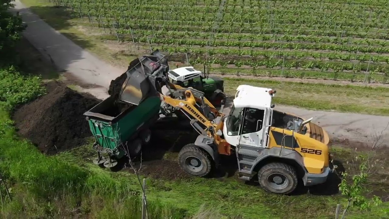 Kompost streuen im Weinberg/ 2x Fendt 211V Vario/ Liebherr 526/ Fleischmann Agrarservice