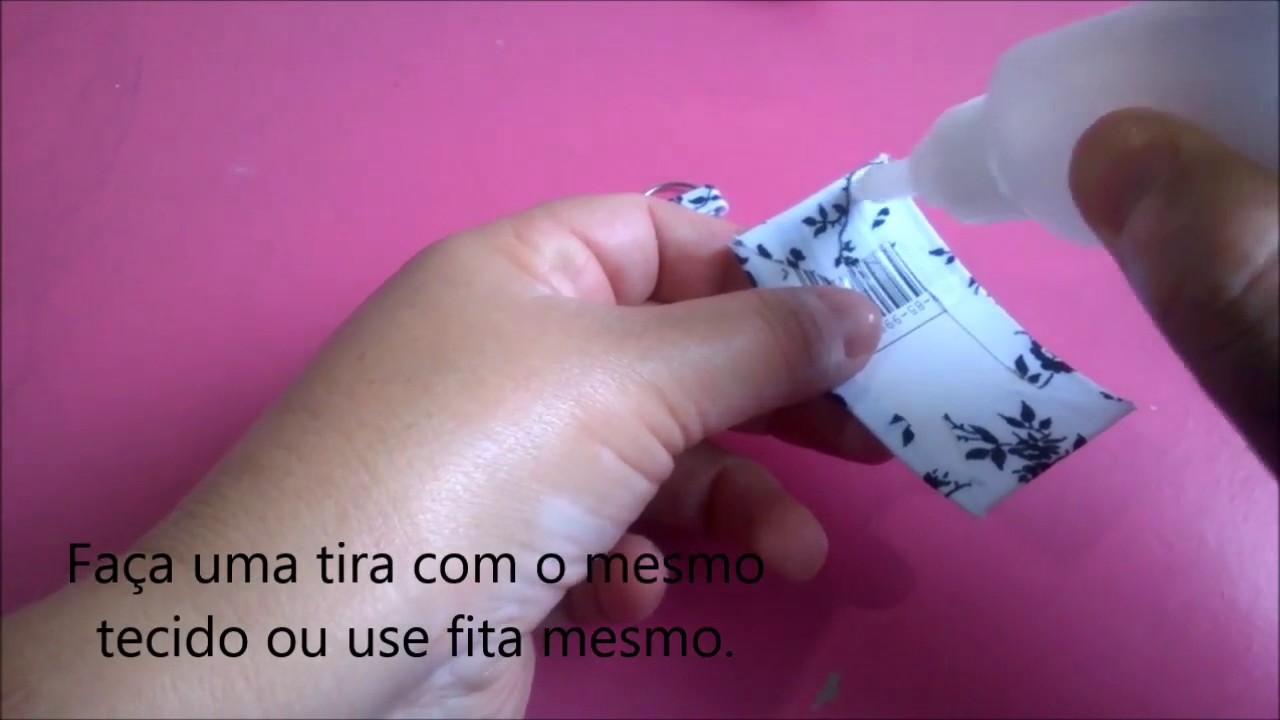 Chaveiro mini bolsinha de e.v.a. e de tecido.