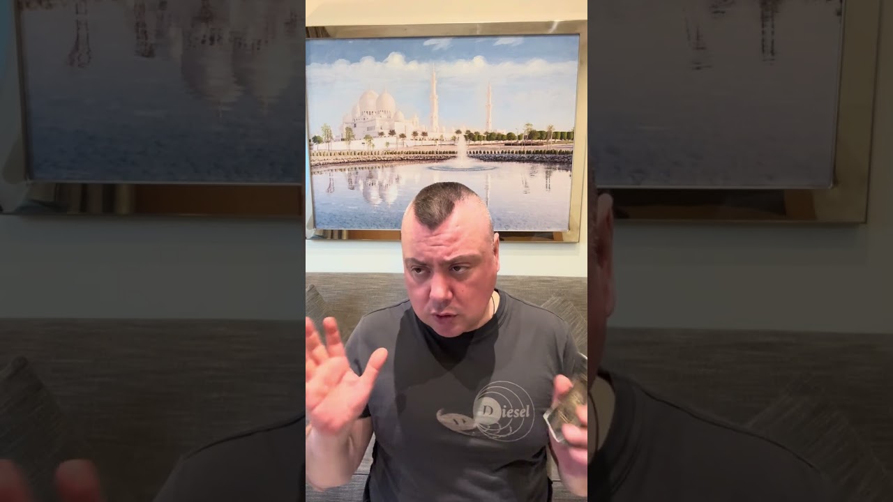 Что он думает в эту минуту? 
