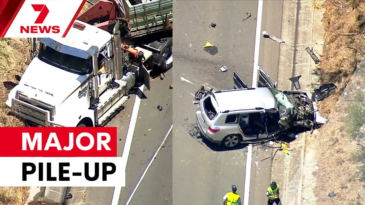 Multi-vehicle crash closes Picton Road | 7NEWS