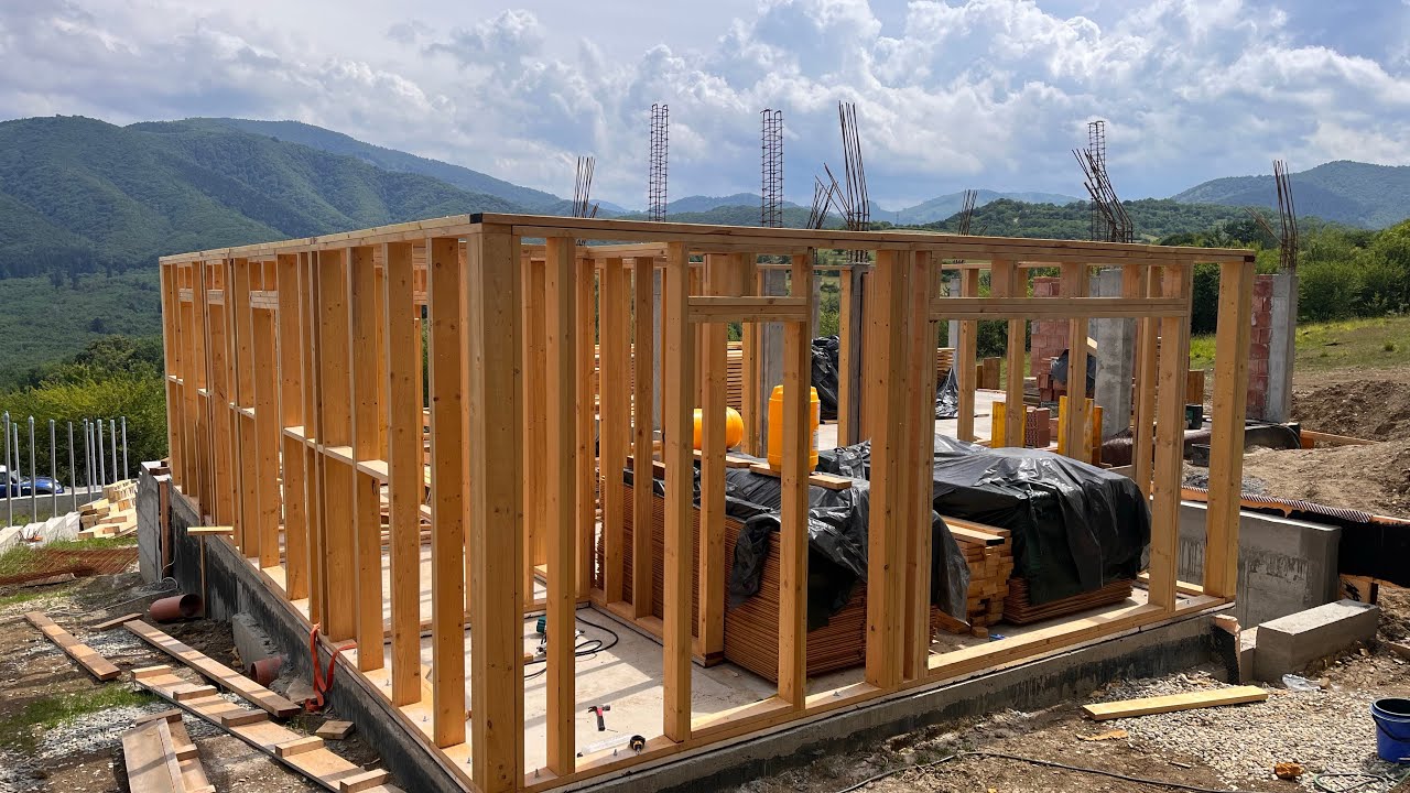 Ridicarea pereților de lemn - Construcție timber frame | Casa Pădurea Corbului, Cisnădioara
