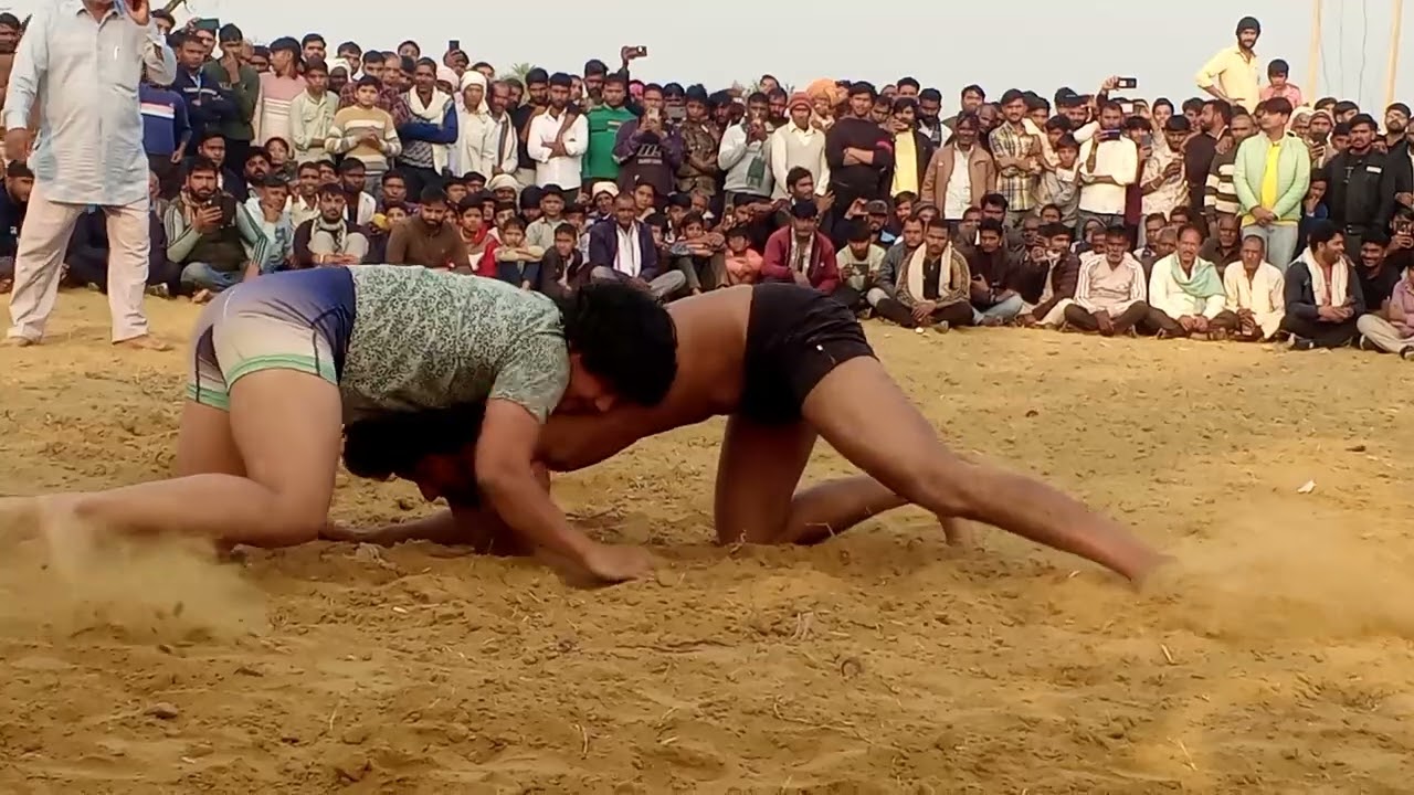 यह लड़की है अबोला गांव है जो आगर पास पड़ा पहली बार इस गांव में कुस्ती है बहरामपुर हूं है 