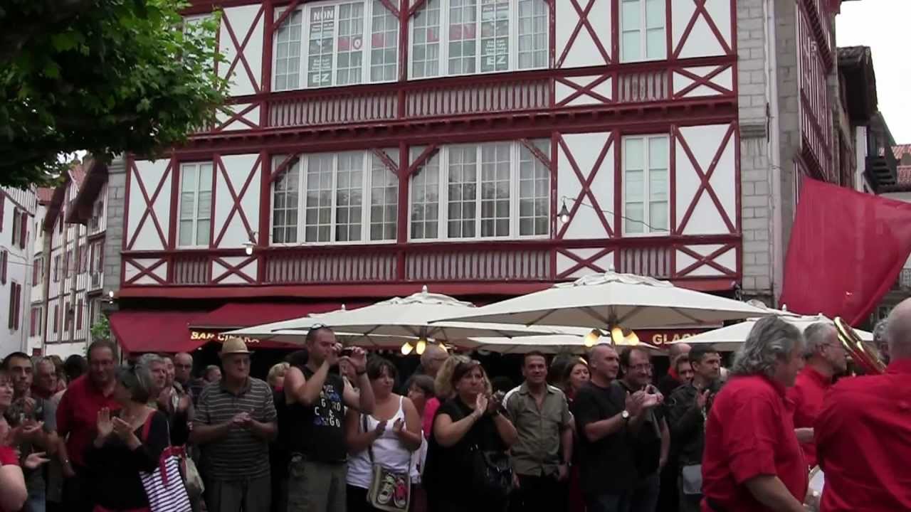 Banda des fêtes, place Louis XIV St Jean-de-Luz
