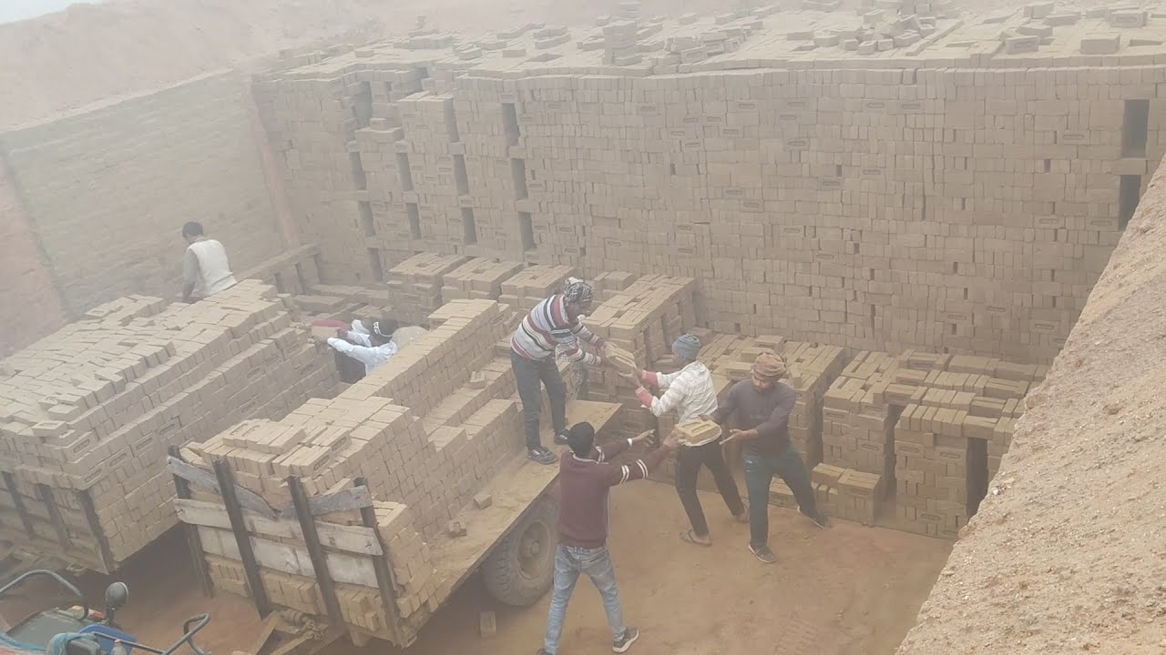 कच्ची ईटों की भराई hydra Bhatta | में ट्रैक्टरों के साथ 