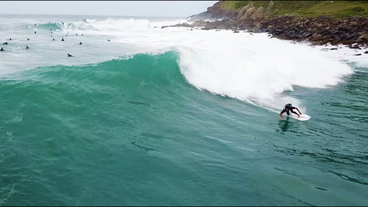 Surf na praia do Silveira, Brasil.  Abril 2021