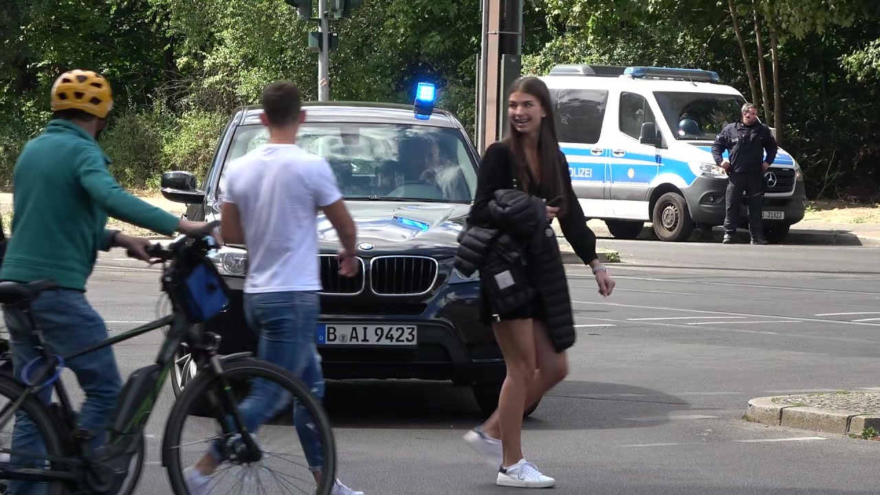 ZPKW SKB Polizei Berlin wird von Fußgängern ignoriert