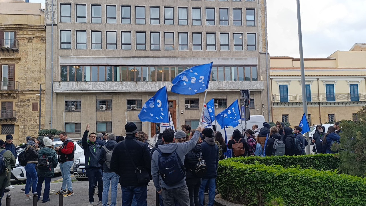 Palermo, la protesta dei lavoratori Arpa sotto la presidenza della Regione
