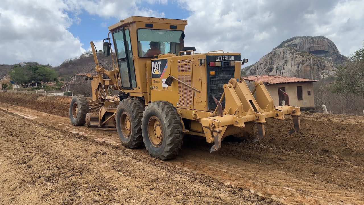 As máquinas pesadas chegaram ao km final na construção do asfalto para pedra da boca