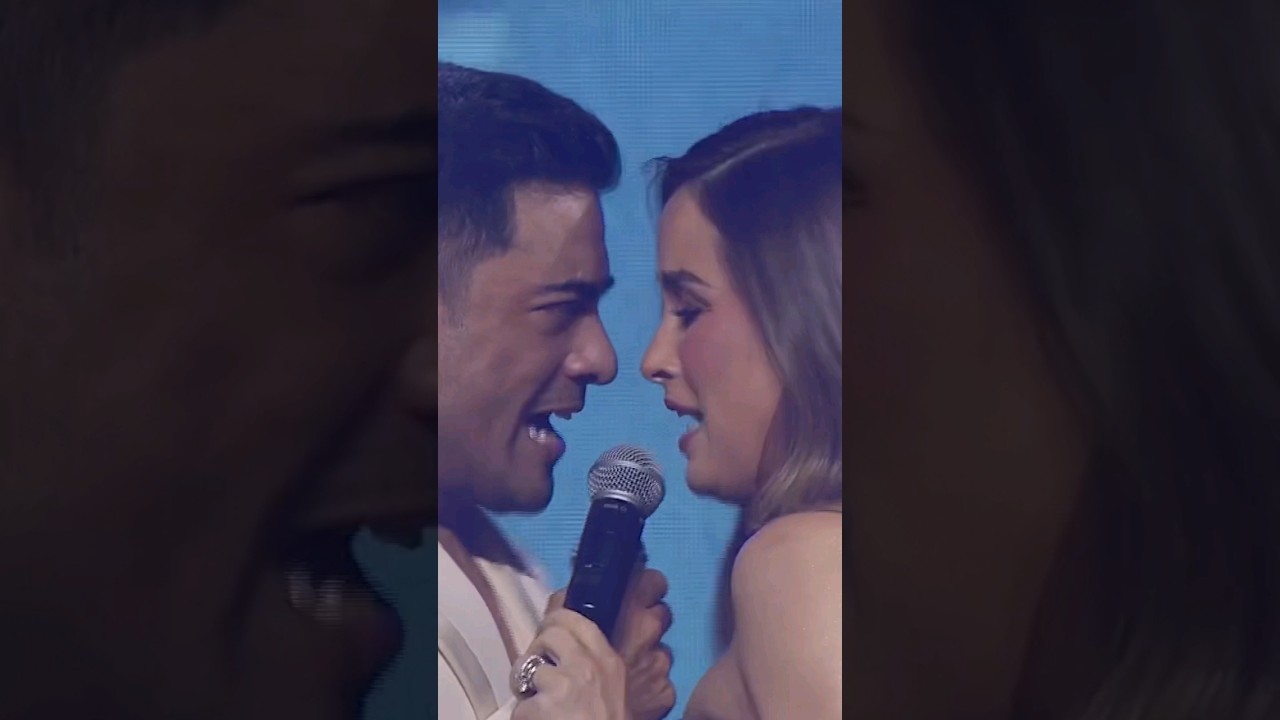 Carlos Rivera canta con su esposa Cynthia Rodríguez 