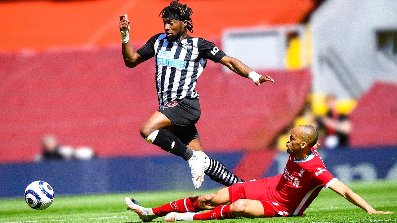 Allan Saint-Maximin Makes Defenders Look Stupid!