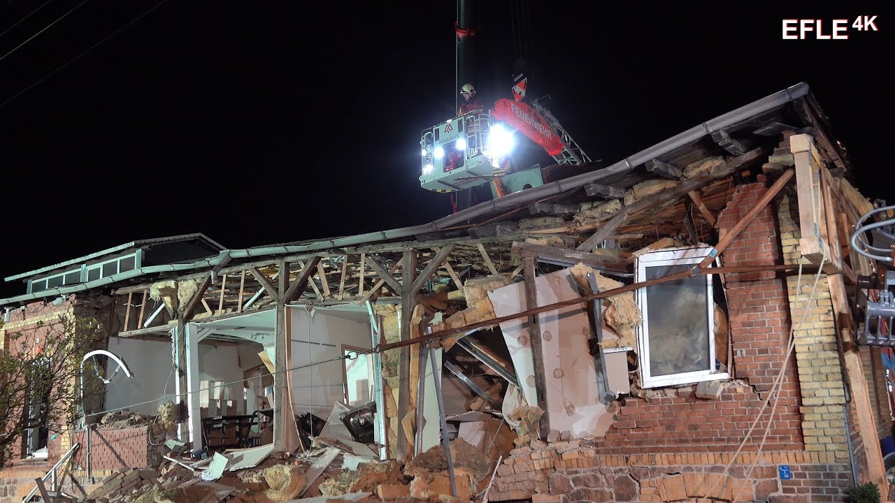Gasexplosion in Autowerkstatt/Schwere Bergetechnik von Feuerwehr und THW im Einsatz [03.04.2019]
