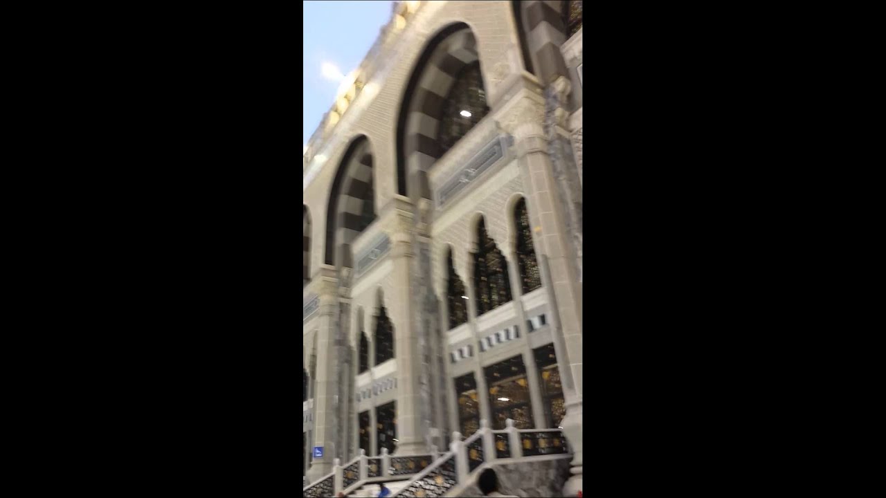 أول أذان للمؤذن عماد بقري في الحرم المكي