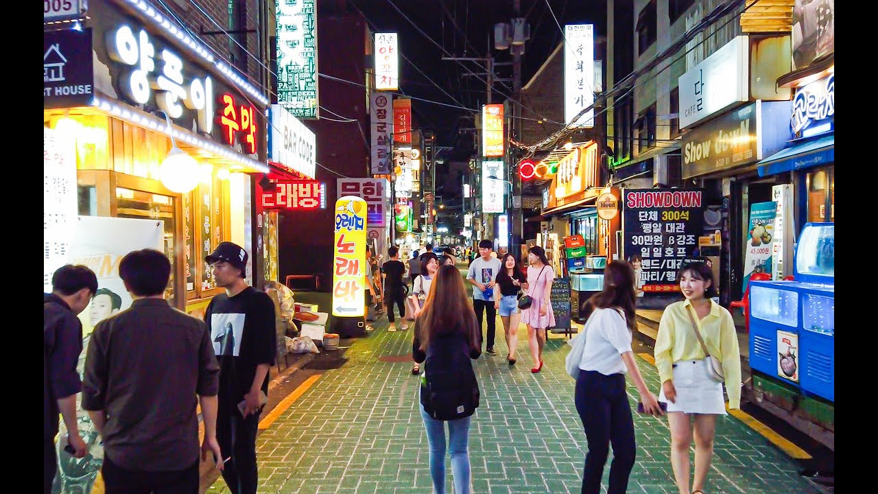 [4K] Sinchon Summer Night Walk | Walking Around Seoul Korea 신촌 新村
