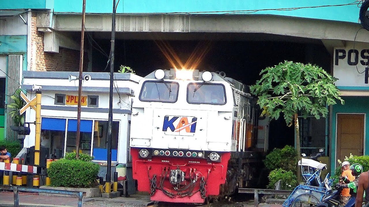 SUPER PANJANG!! KERETA BARANG KA KENLIMAS CARGO KELUAR TEROWONGAN