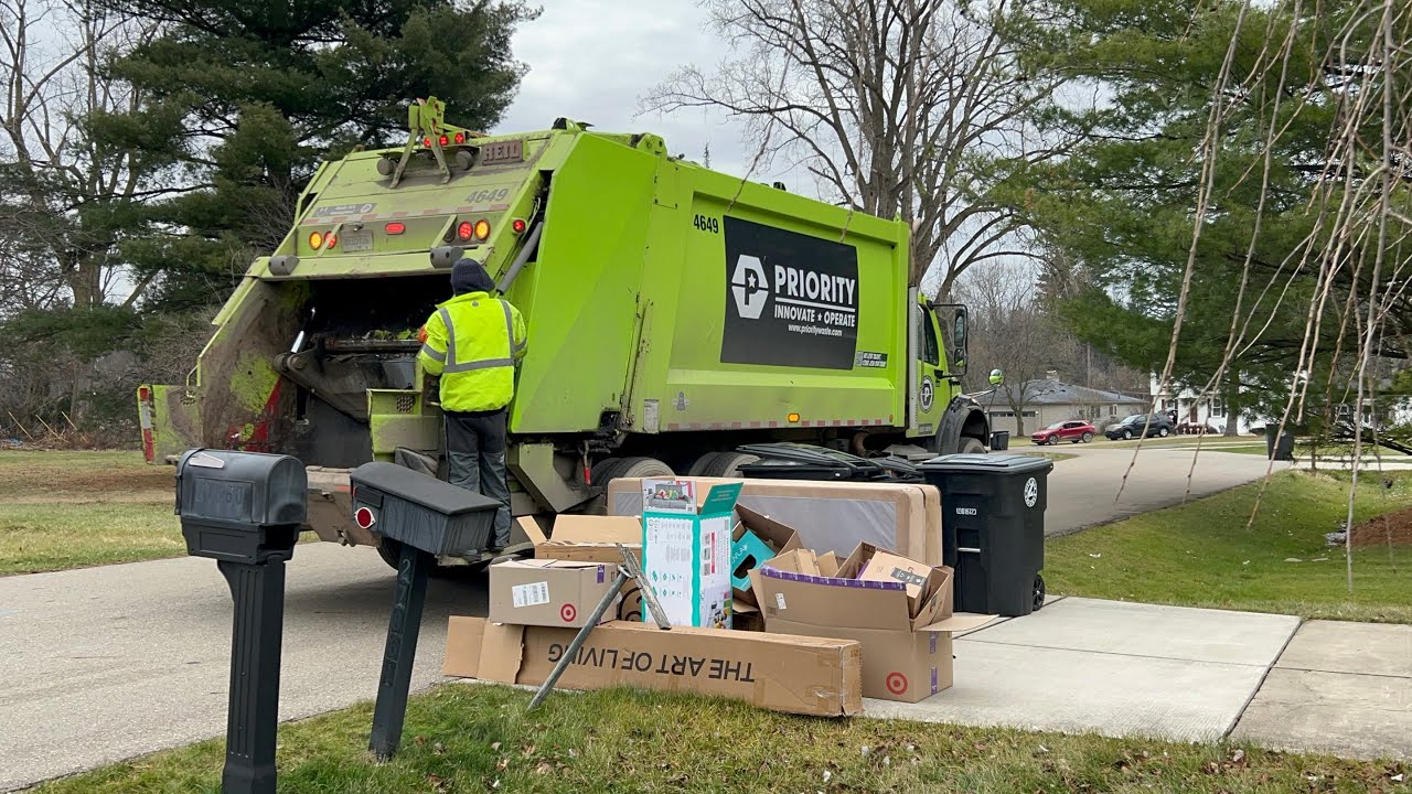 Priority Ex GFL Freightliner Rear Loader On Christmas Trash
