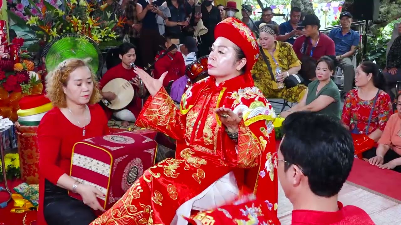 2, Tại Đền Mẫu Sinh Họ Đỗ Con Thực Hành Tín Ngưỡng....Hầu Khai Hội....Đức Ông Ứng Bóng..